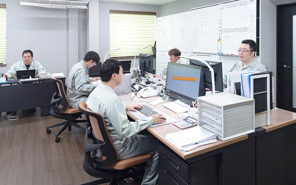 梅原工場内の営業部オフィス